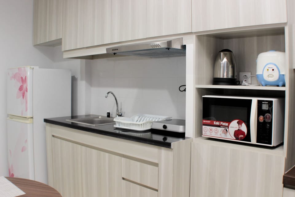 Room | Private kitchen | Fridge, stovetop, cookware/dishes/utensils