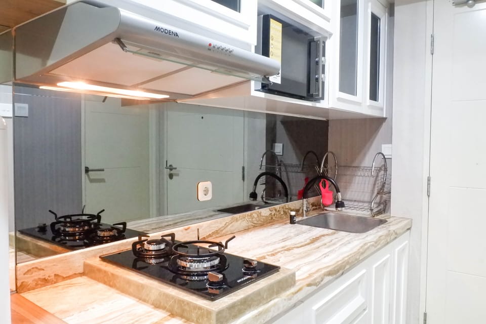 Fridge, microwave, stovetop, cookware/dishes/utensils