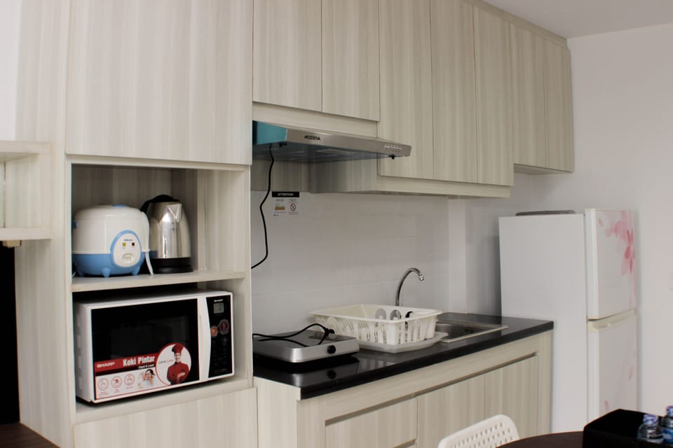 Fridge, microwave, stovetop, cookware/dishes/utensils
