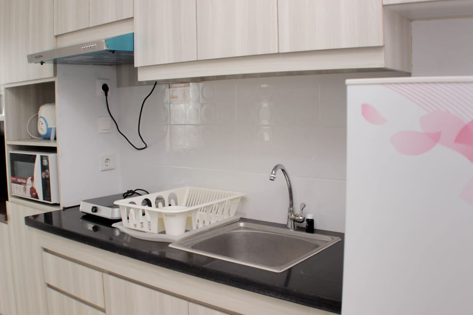 Fridge, microwave, stovetop, cookware/dishes/utensils