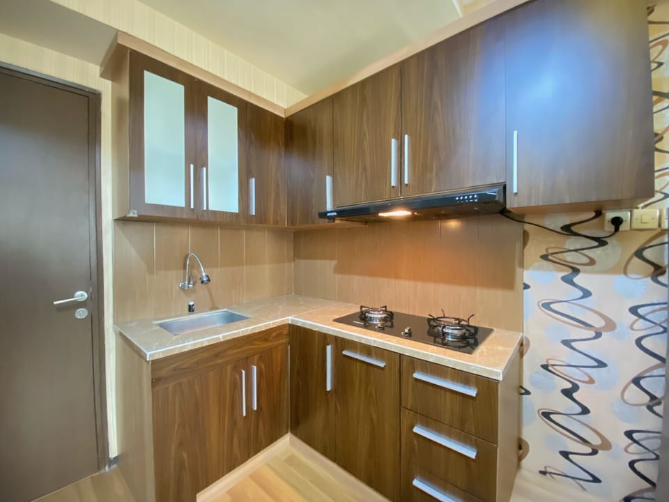 Fridge, stovetop, cookware/dishes/utensils