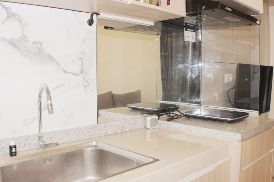 Room | Private kitchen | Fridge, microwave, stovetop, cookware/dishes/utensils
