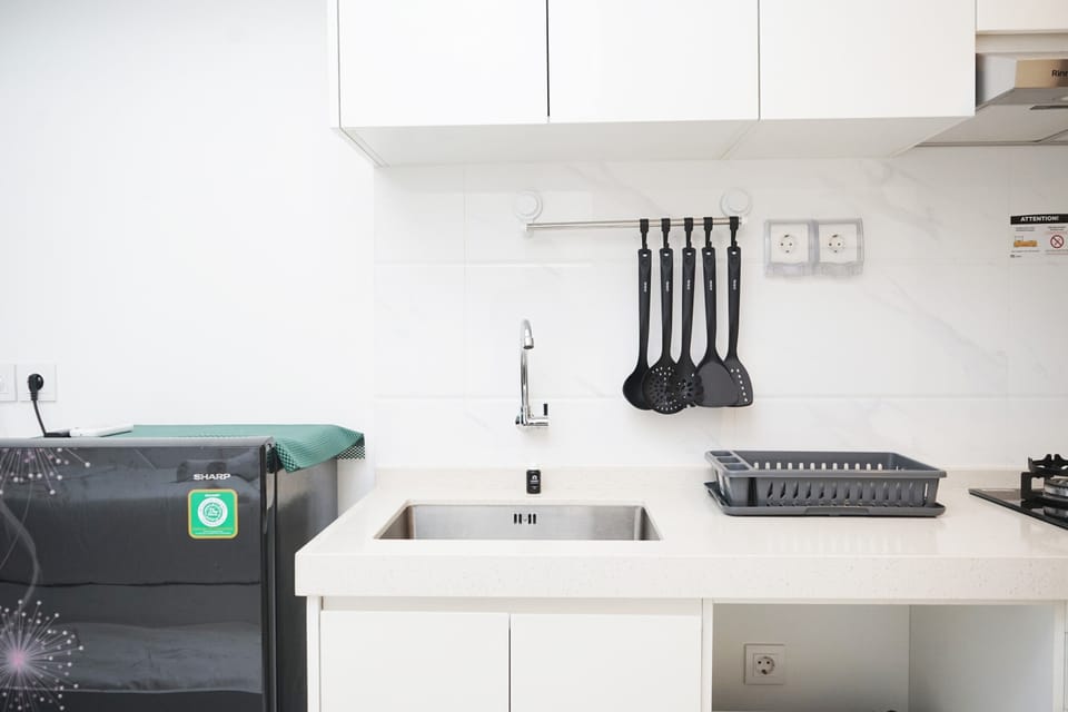 Fridge, microwave, stovetop, cookware/dishes/utensils