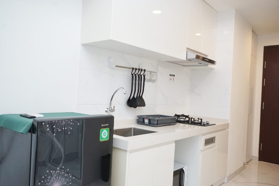 Room | Private kitchen | Fridge, microwave, stovetop, cookware/dishes/utensils