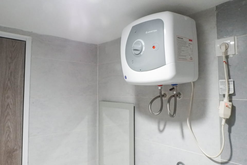 Shower, free toiletries, towels