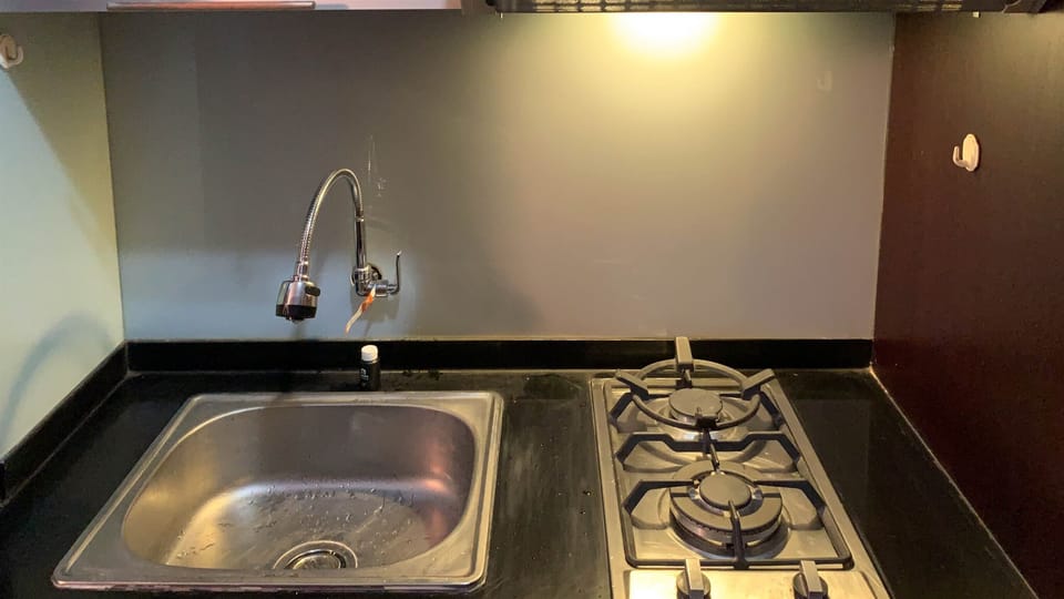 Room | Private kitchen | Fridge, microwave, stovetop, cookware/dishes/utensils