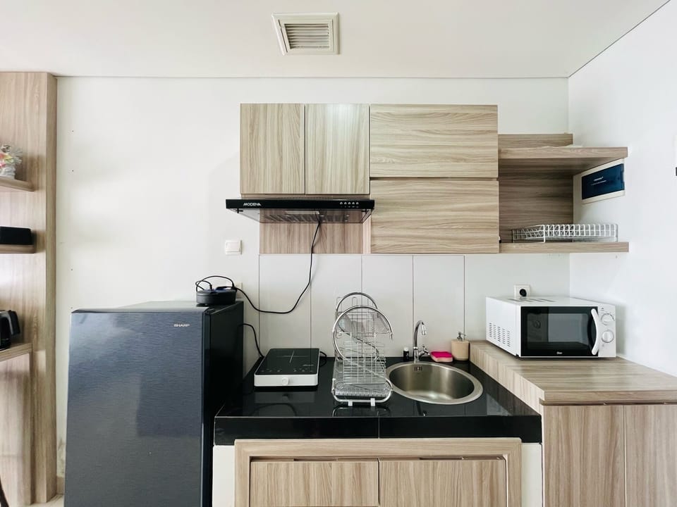 Fridge, microwave, stovetop, cookware/dishes/utensils