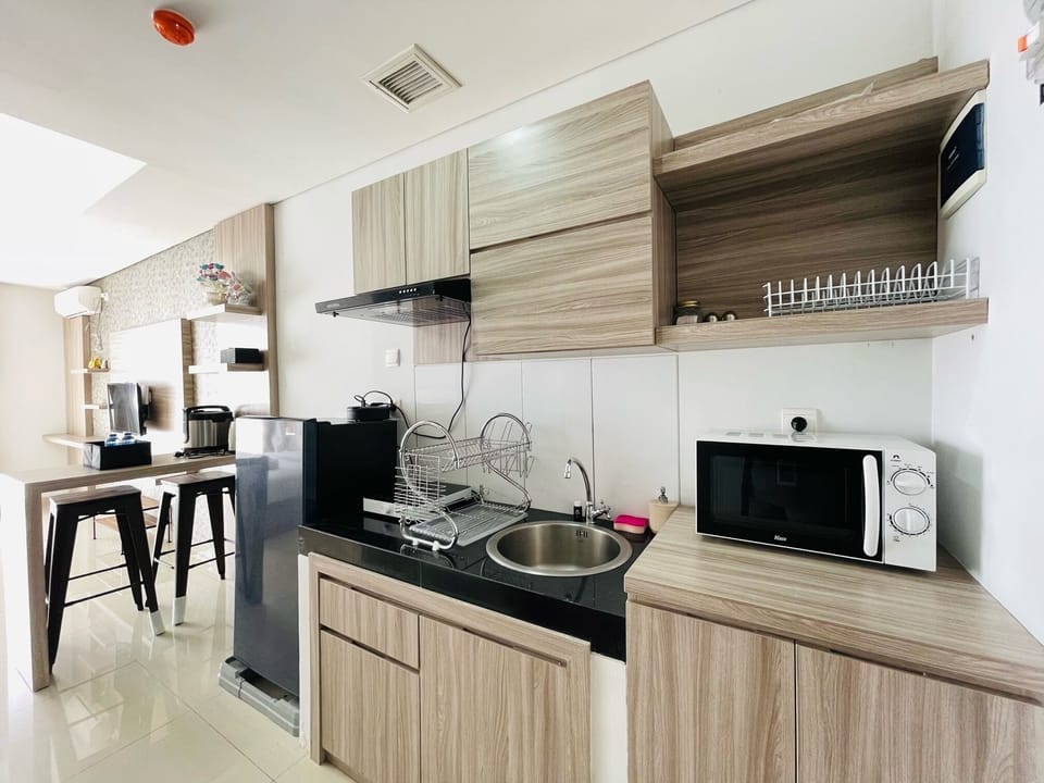 Fridge, microwave, stovetop, cookware/dishes/utensils