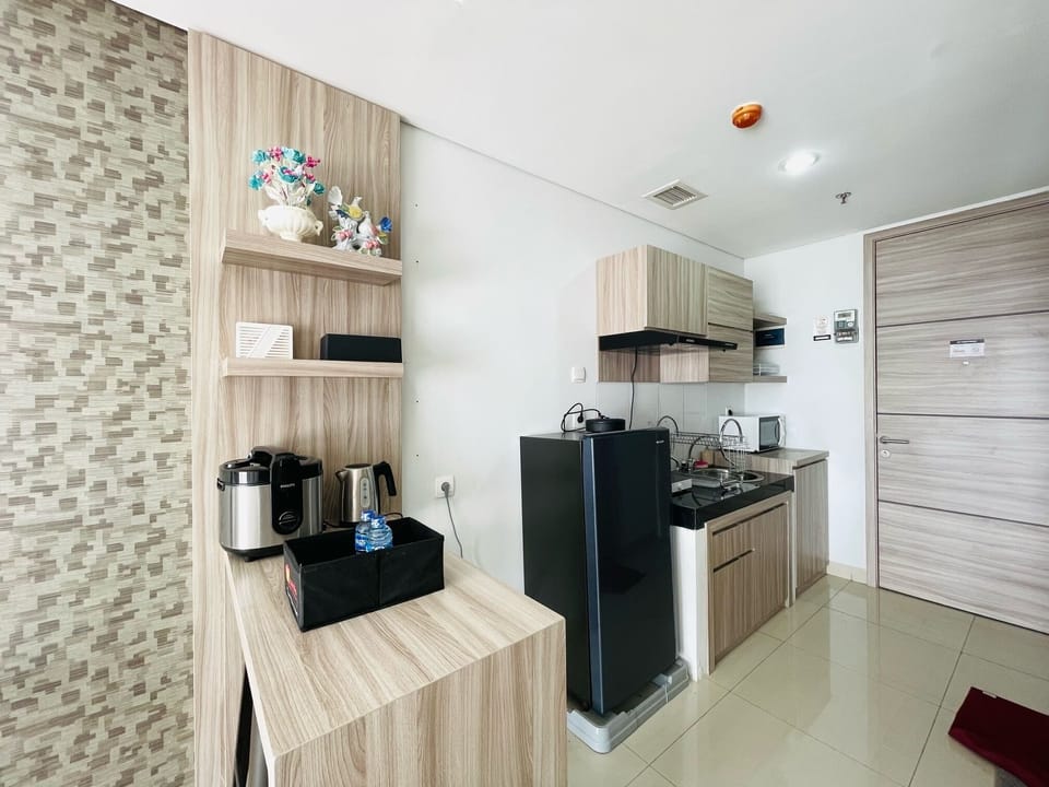 Room | Private kitchen | Fridge, microwave, stovetop, cookware/dishes/utensils