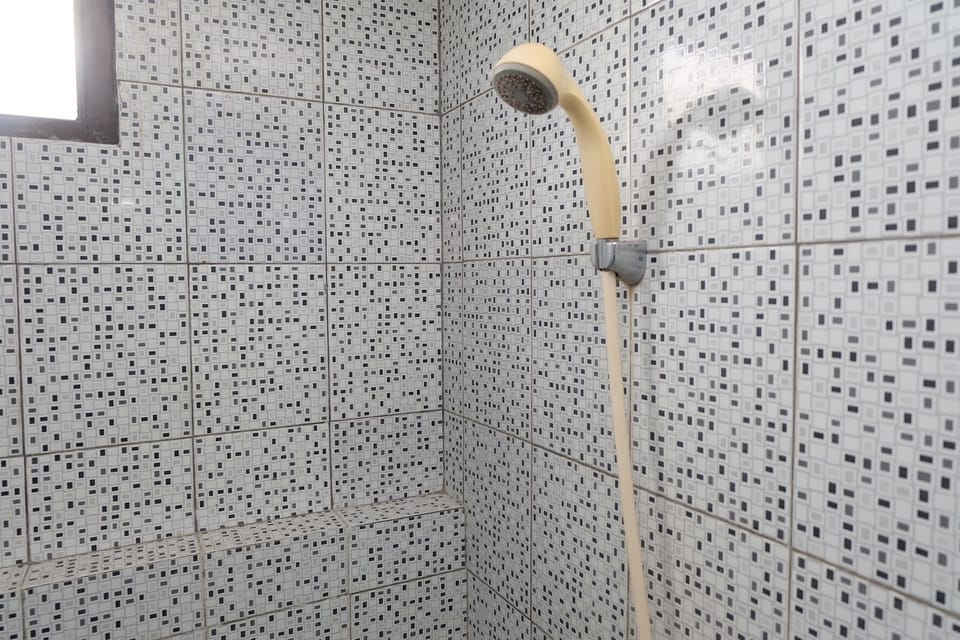 Shower, free toiletries, towels