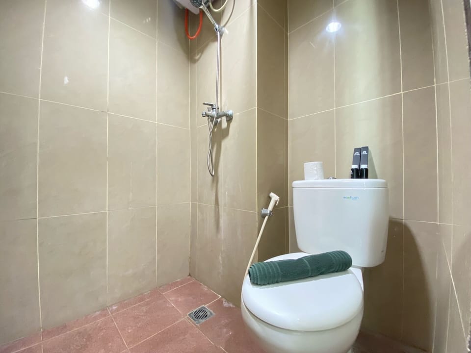 Shower, free toiletries, towels