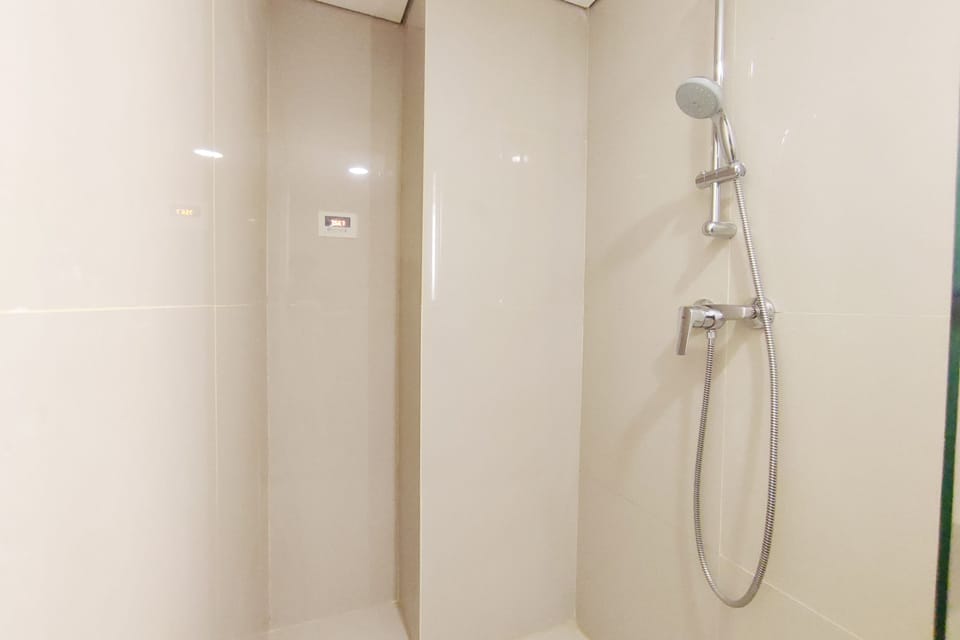 Shower, free toiletries, towels