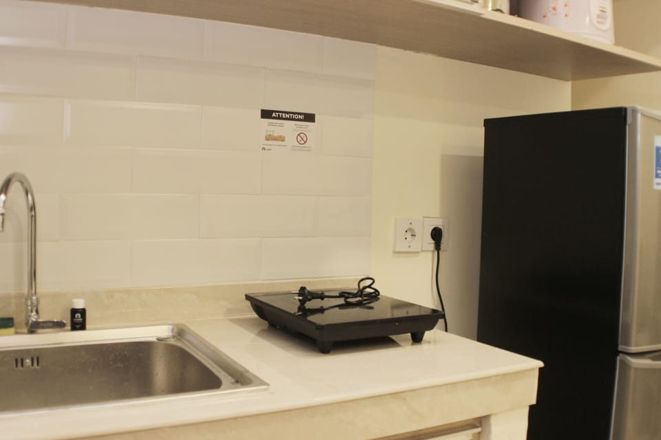 Fridge, stovetop, electric kettle, cookware/dishes/utensils