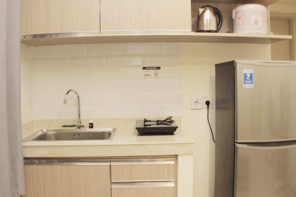 Fridge, stovetop, electric kettle, cookware/dishes/utensils