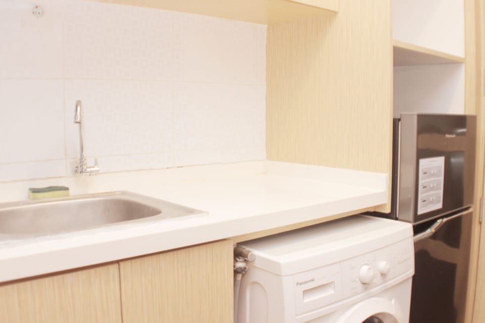 Fridge, stovetop, electric kettle, cookware/dishes/utensils