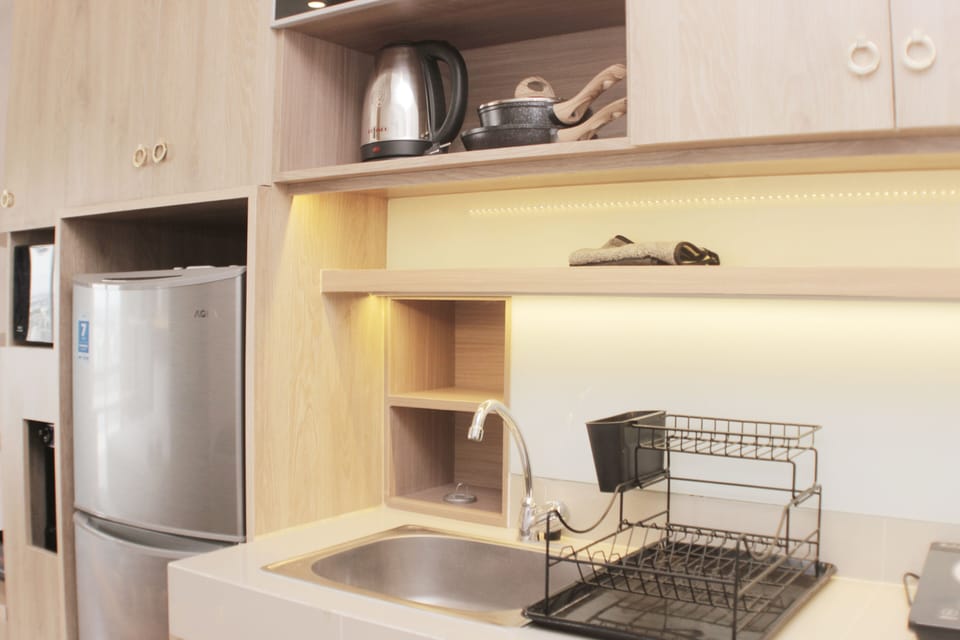Fridge, microwave, stovetop, electric kettle