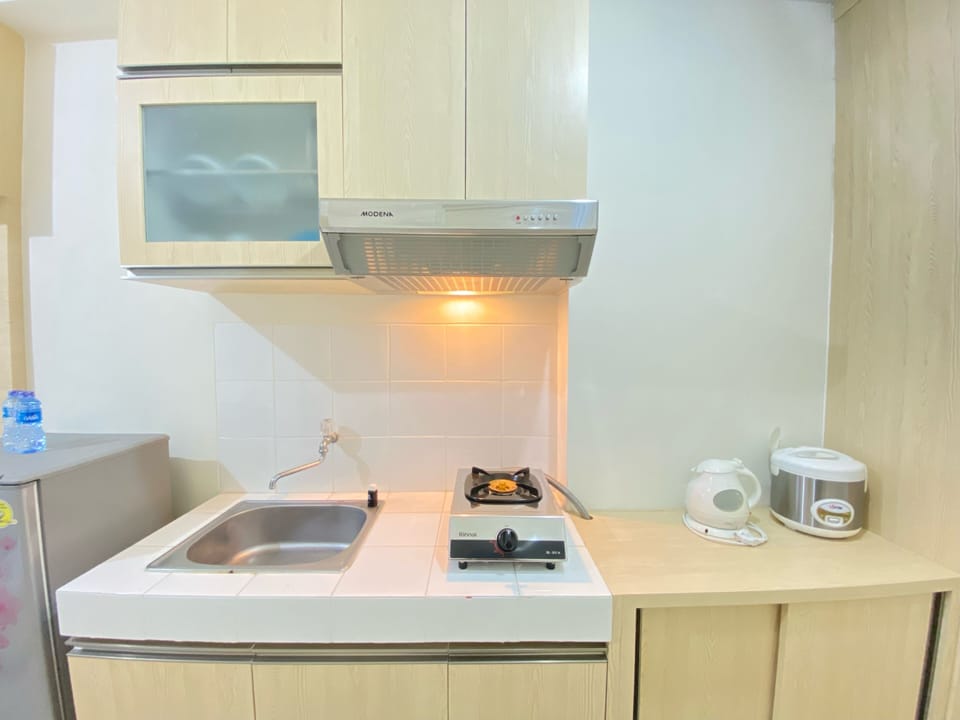 Fridge, stovetop, electric kettle, cookware/dishes/utensils