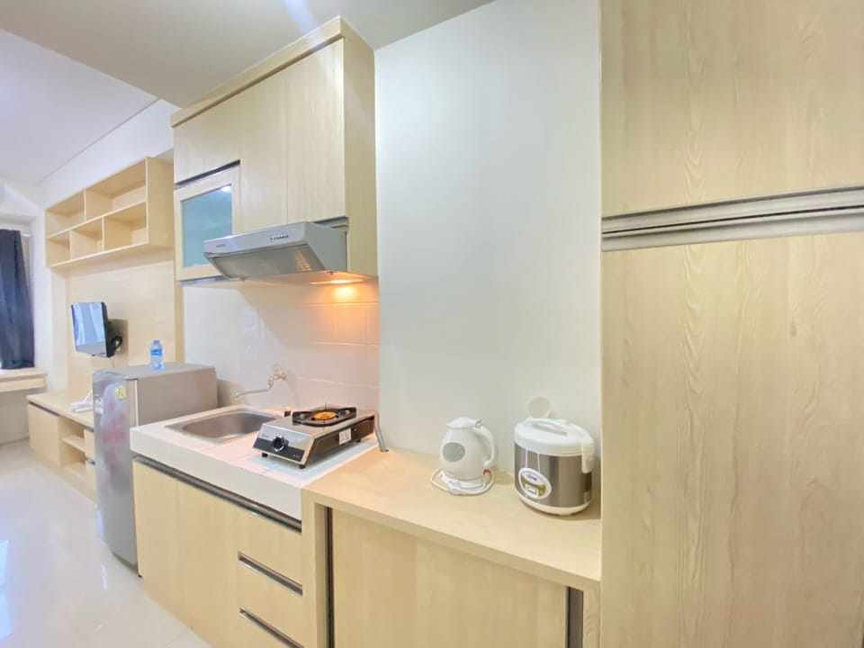 Fridge, stovetop, electric kettle, cookware/dishes/utensils