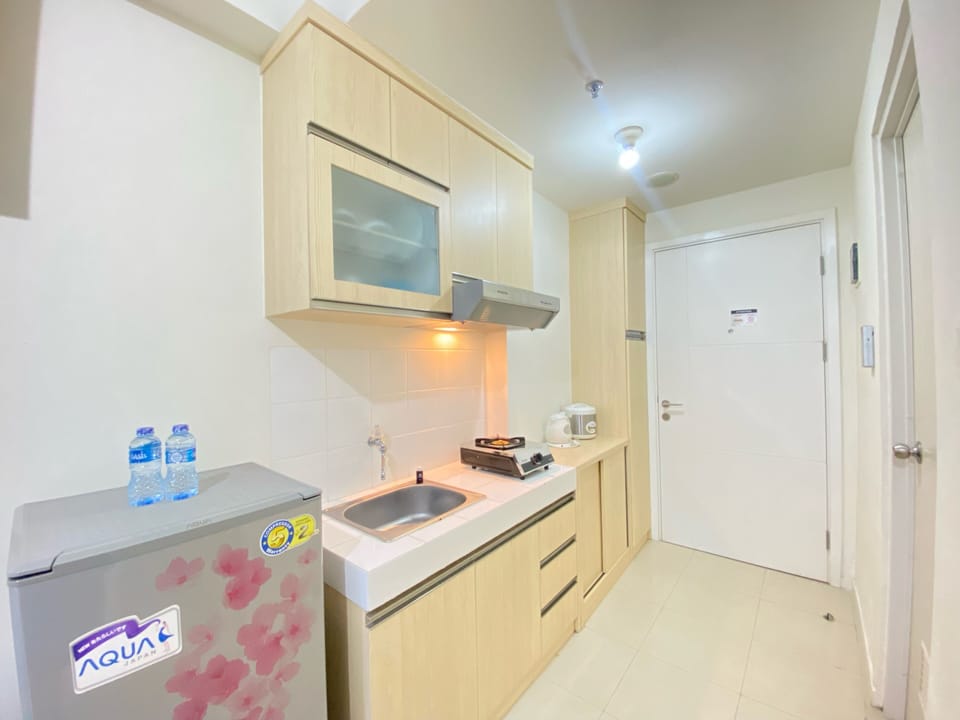 Room | Private kitchen | Fridge, stovetop, electric kettle, cookware/dishes/utensils