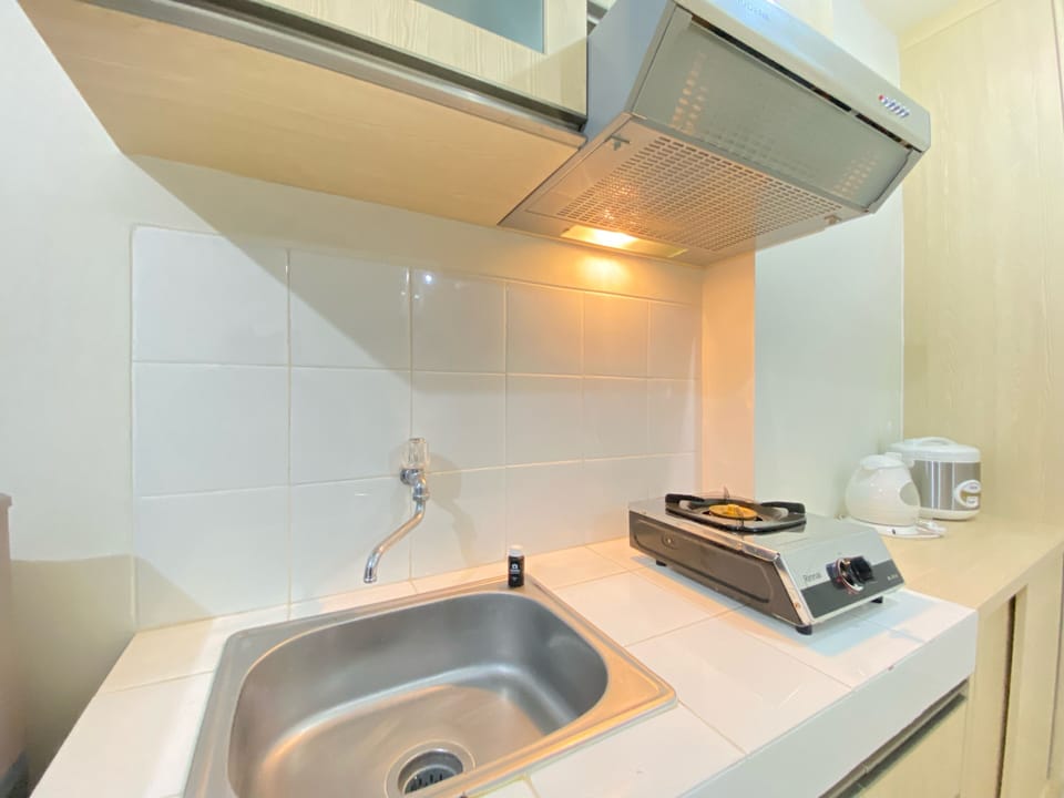 Fridge, stovetop, electric kettle, cookware/dishes/utensils