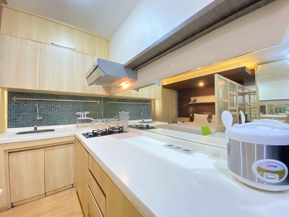 Fridge, stovetop, electric kettle, cookware/dishes/utensils