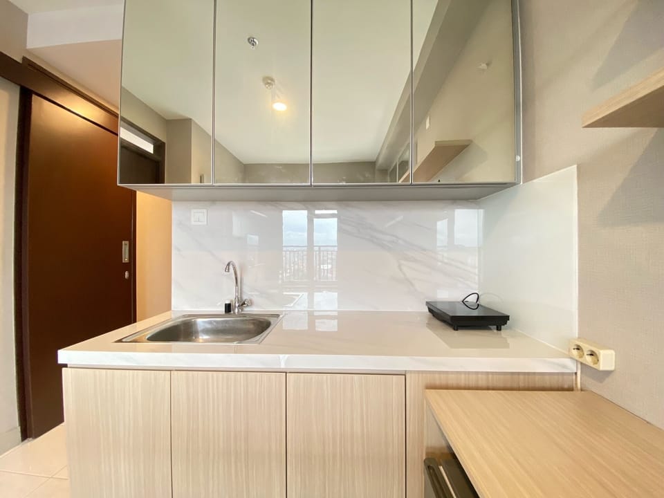 Fridge, stovetop, electric kettle, cookware/dishes/utensils