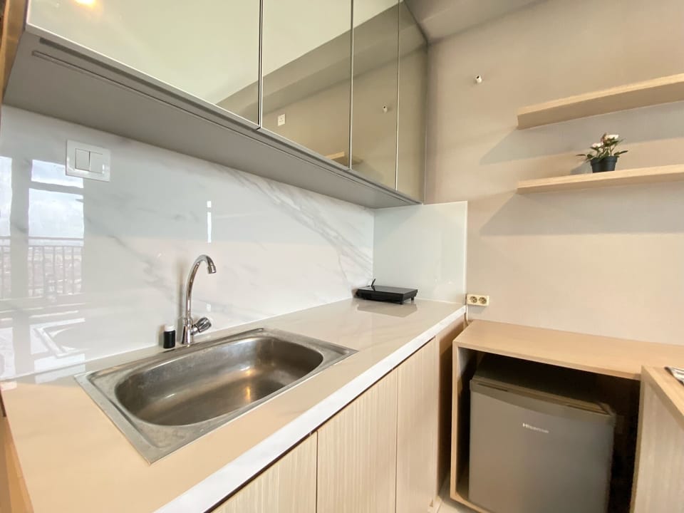 Fridge, stovetop, electric kettle, cookware/dishes/utensils
