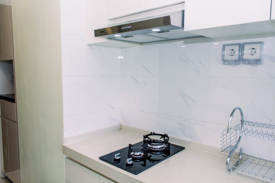 Fridge, stovetop, electric kettle, cookware/dishes/utensils
