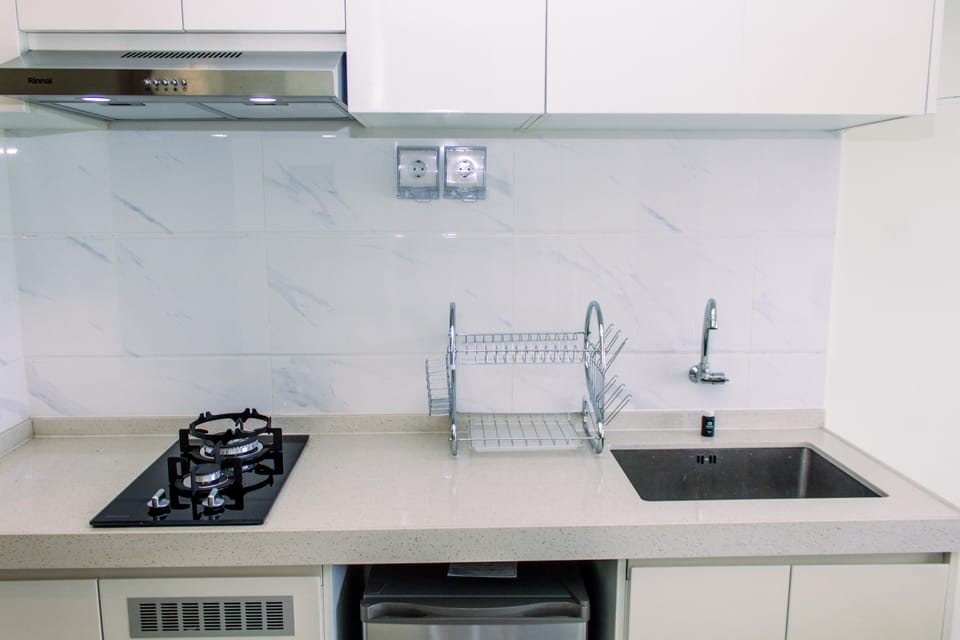 Fridge, stovetop, electric kettle, cookware/dishes/utensils