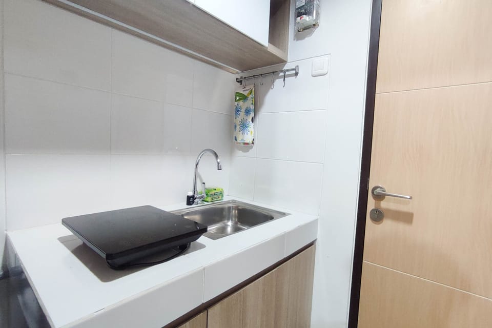 Fridge, stovetop, electric kettle, cookware/dishes/utensils