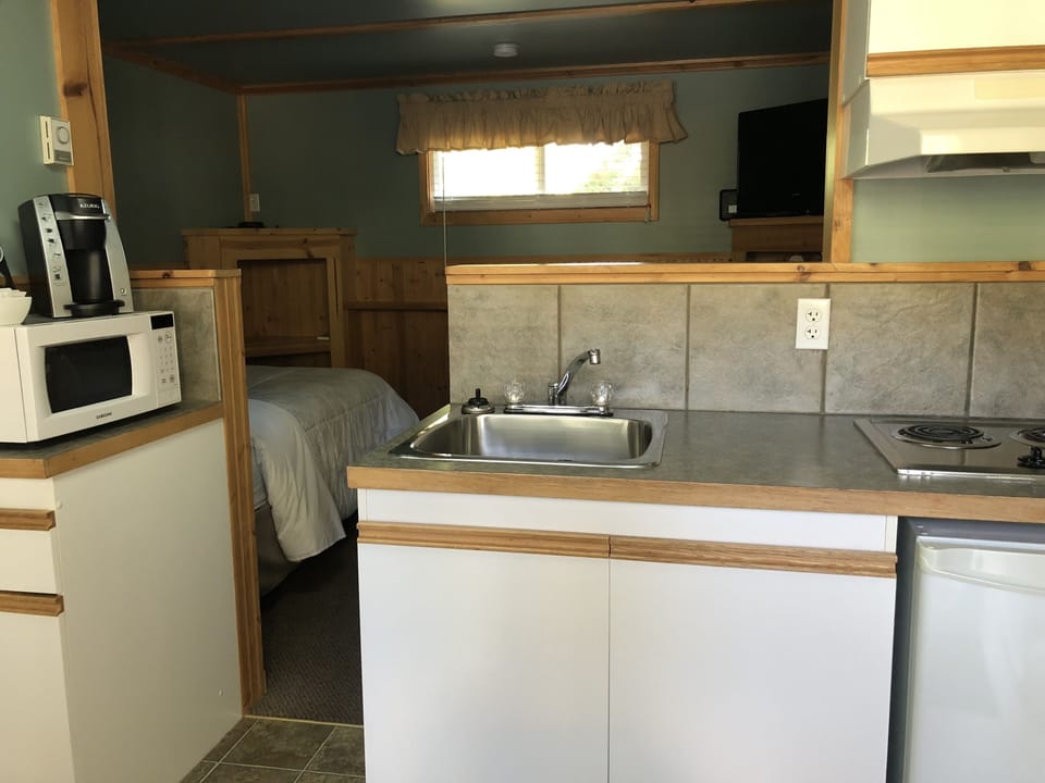 Cottage, 2 Double Beds, Kitchenette (#8) | Private kitchenette | Coffee/tea maker, fridge