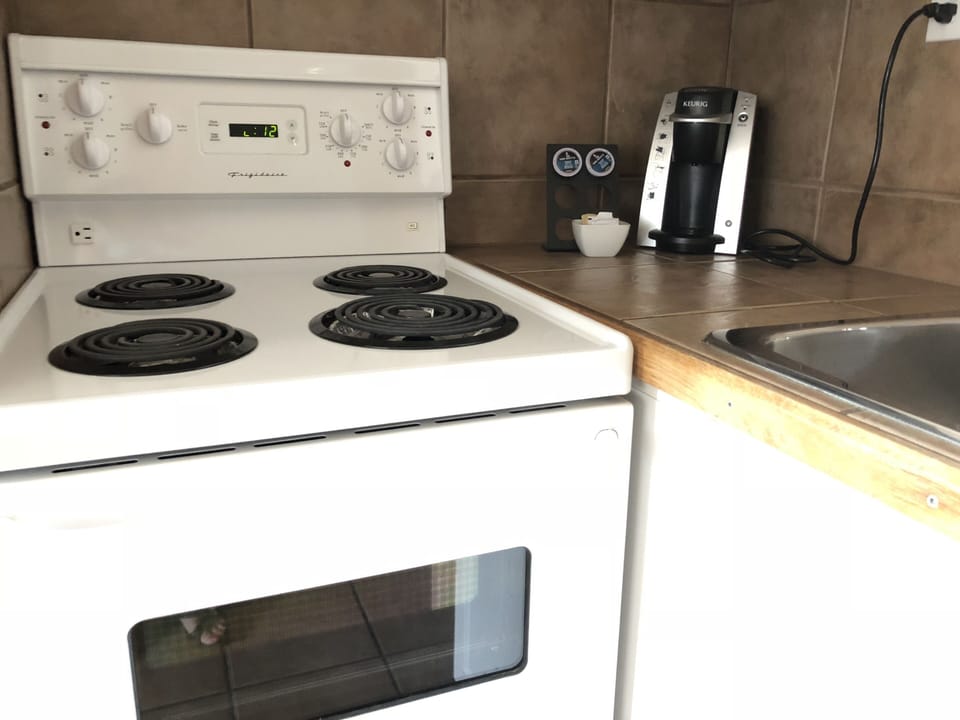 Coffee/tea maker, fridge