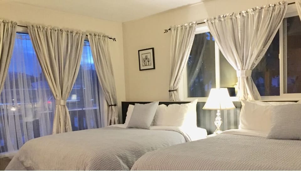 2 Queens Deluxe, Mtn & Park View. (#11) | WiFi (free), bed sheets