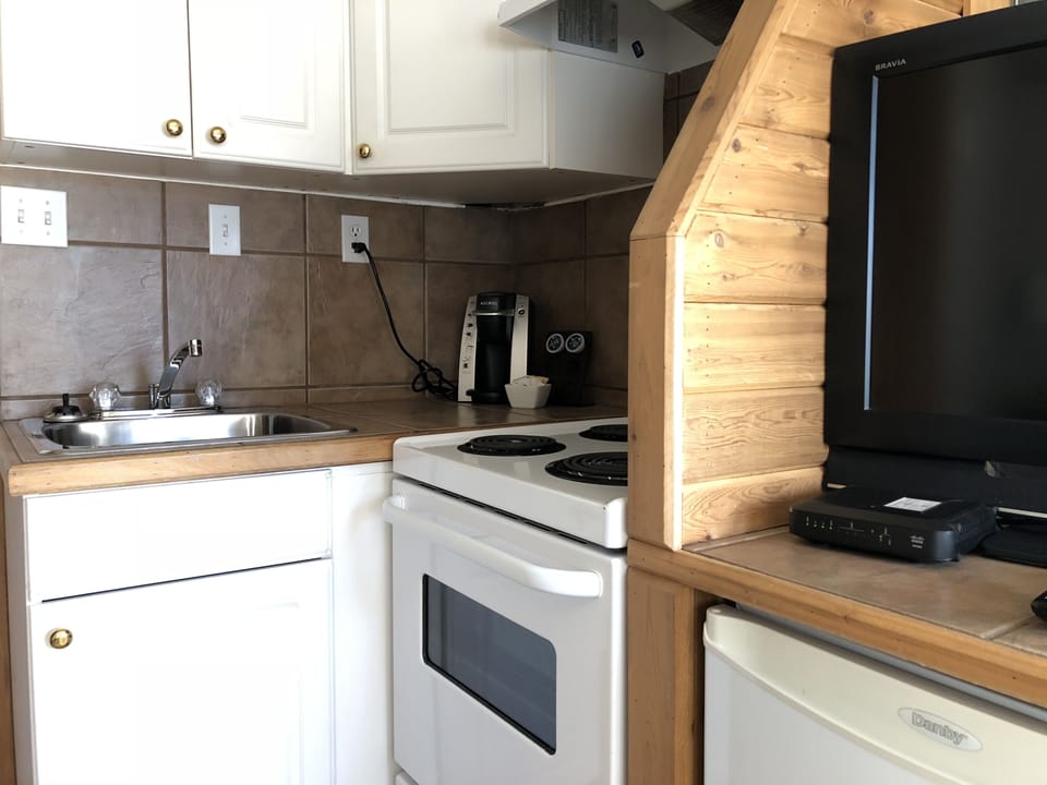 Cottage, 1 Queen Bed, Kitchenette (#4) | Private kitchenette | Coffee/tea maker, fridge