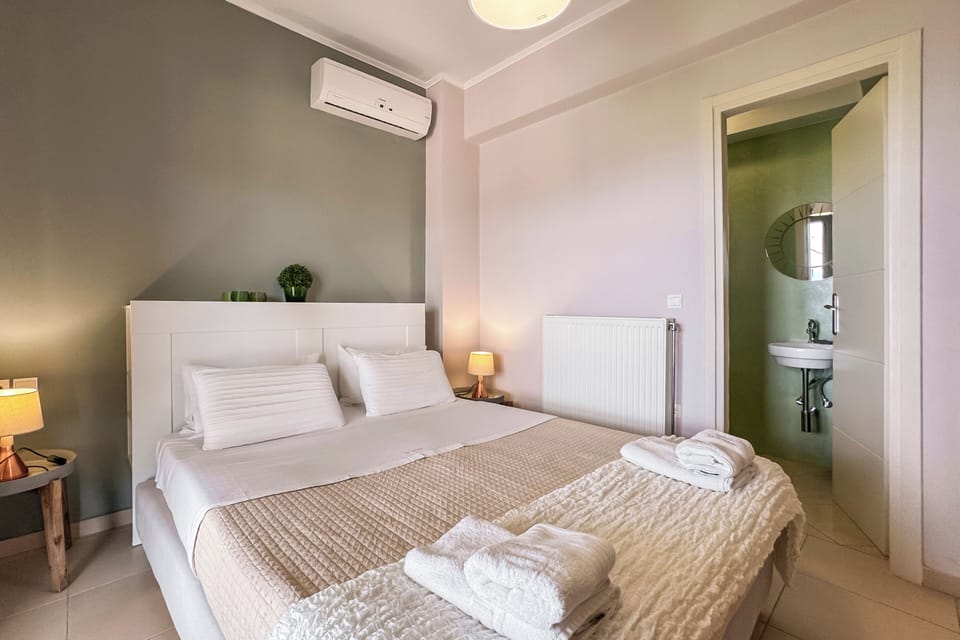 3 bedrooms, premium bedding, iron/ironing board, free WiFi