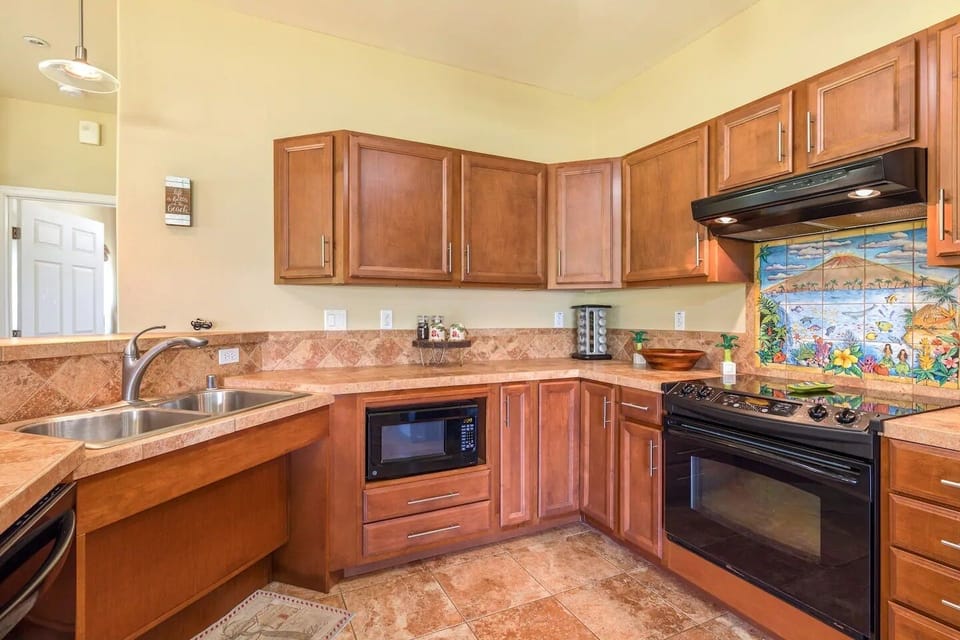 Many cabinets in the kitchen for plenty of storage
