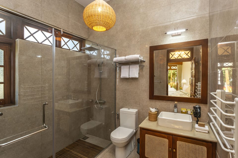 Deluxe Double Room, 1 Double Bed, Garden View | Bathroom | Rainfall showerhead, free toiletries, hair dryer, bathrobes
