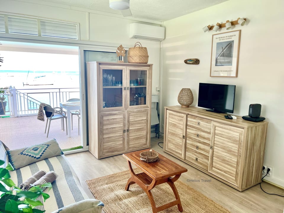 The air-conditioned living room and access to the terrace 