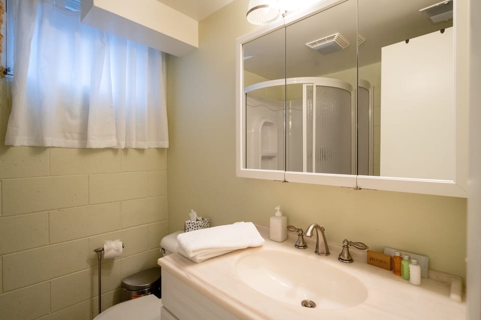 Full Bathroom 2