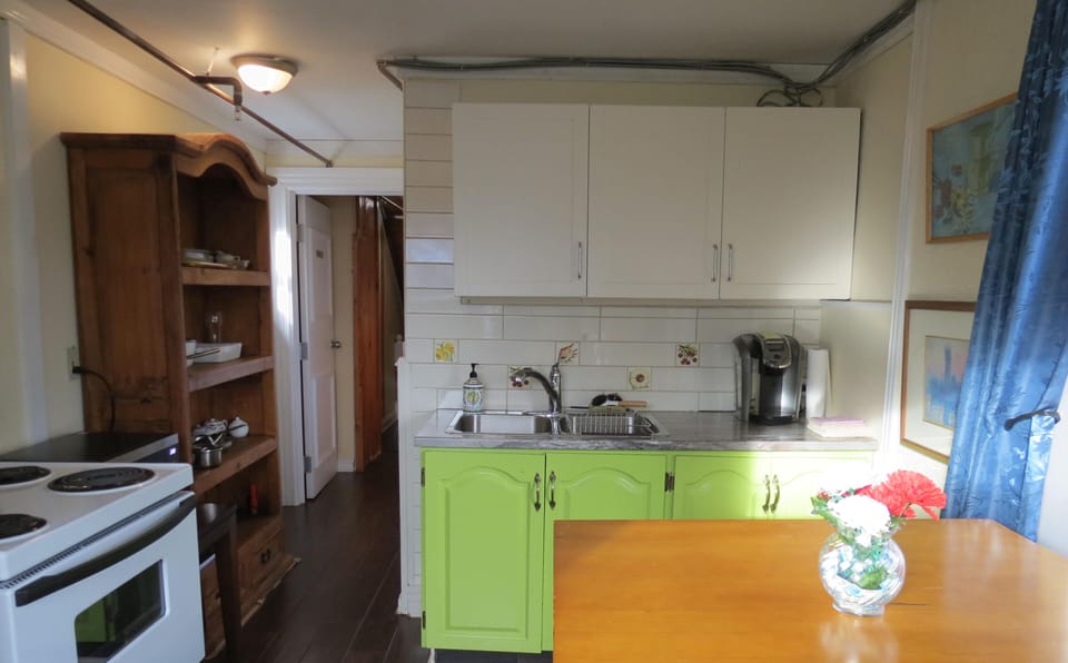 Presidential Apartment | Private kitchen | Microwave, cookware/dishes/utensils