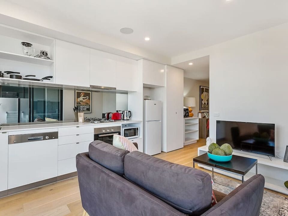 Fully-equipped kitchen with gas oven, stove-top, dishwasher