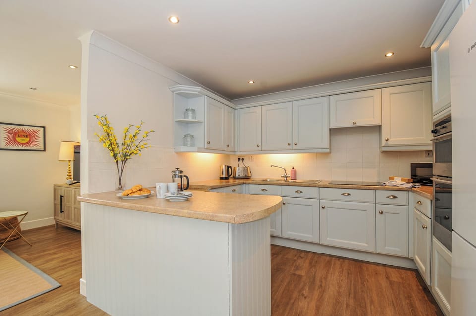 Cottage | Private kitchen | Fridge, microwave, dishwasher, electric kettle