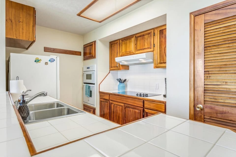 Condo, 1 King Bed with Sofa bed (Kahaluu Bay Villas #103) | Private kitchen | Paper towels