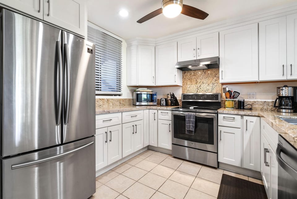 Condo, Multiple Beds (Keauhou Kona Surf & Racquet Club #8-1) | Private kitchen | Paper towels