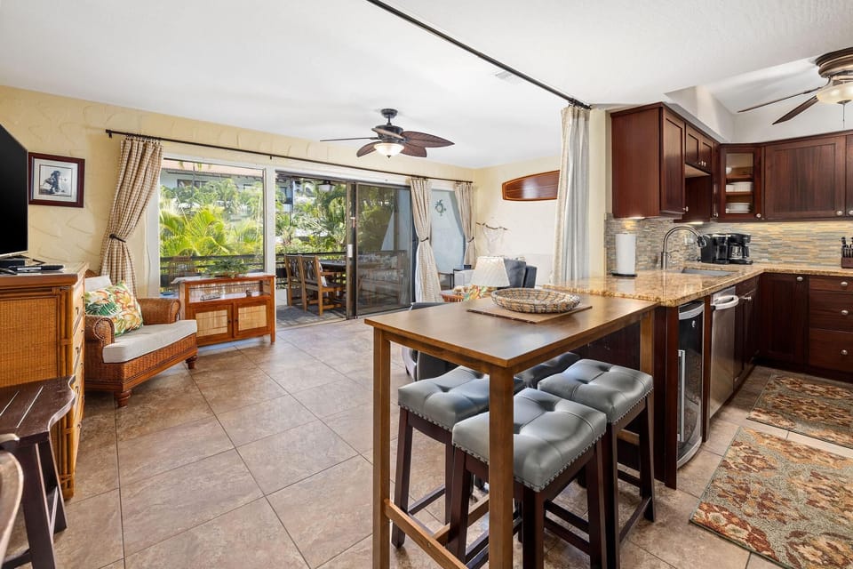 Condo, 1 King Bed with Sofa bed (Casa De Emdeko 210) | Private kitchen | Dishwasher, paper towels