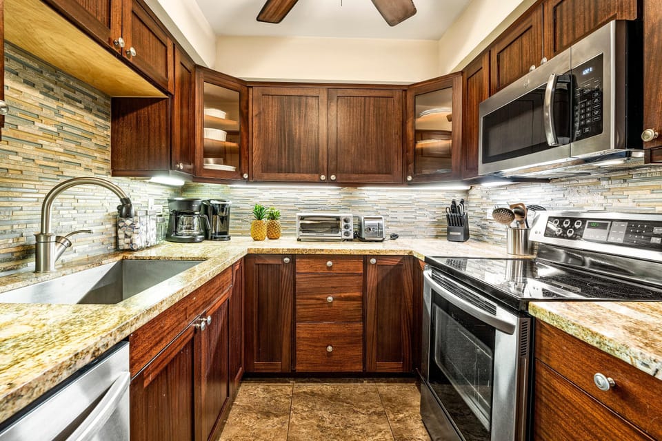 Condo, 1 King Bed with Sofa bed (Casa De Emdeko 210) | Private kitchen | Dishwasher, paper towels