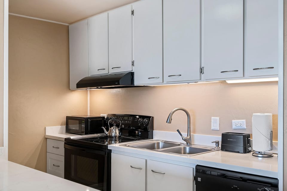 Condo, 1 Queen Bed with Sofa bed (Kalani Kai#104) | Private kitchen | Dishwasher, paper towels