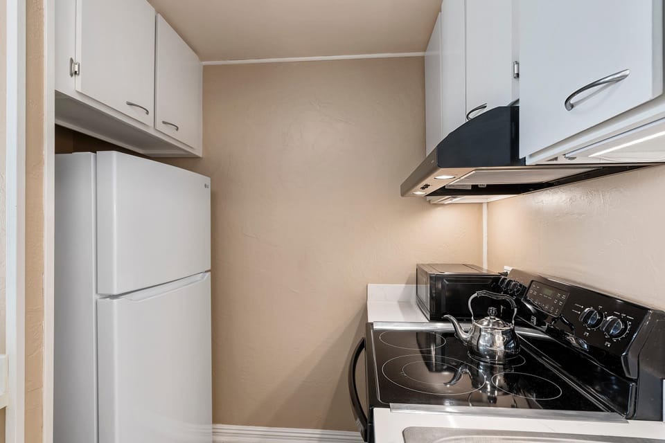 Condo, 1 Queen Bed with Sofa bed (Kalani Kai#104) | Private kitchen | Dishwasher, paper towels