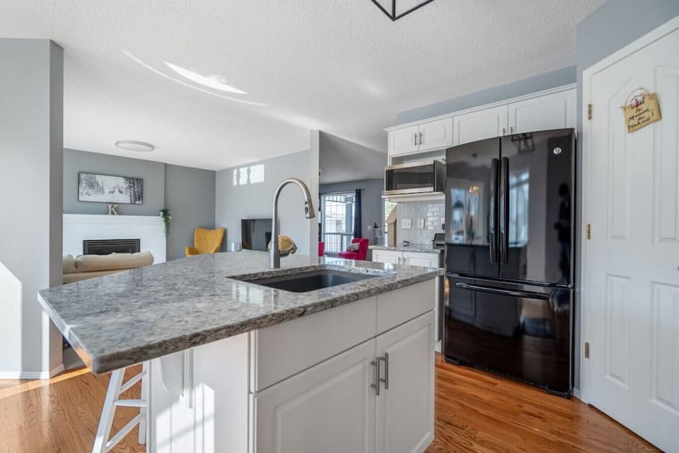 Full kitchen with a blender, instant pot, drip coffee machine, ground coffee, tea, sugar and basic condiments (ketchup, mustard and relish.)