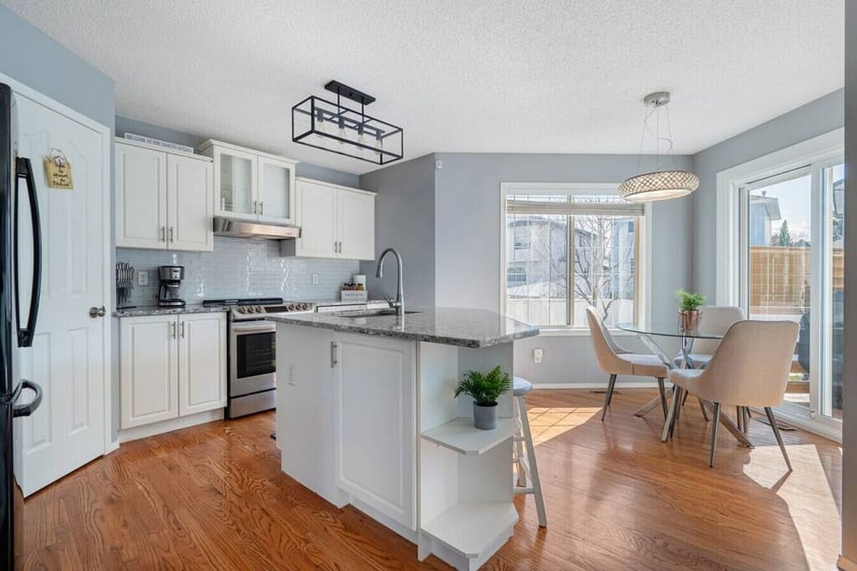 Full kitchen with a blender, instant pot, drip coffee machine, ground coffee, tea, sugar and basic condiments (ketchup, mustard and relish.)